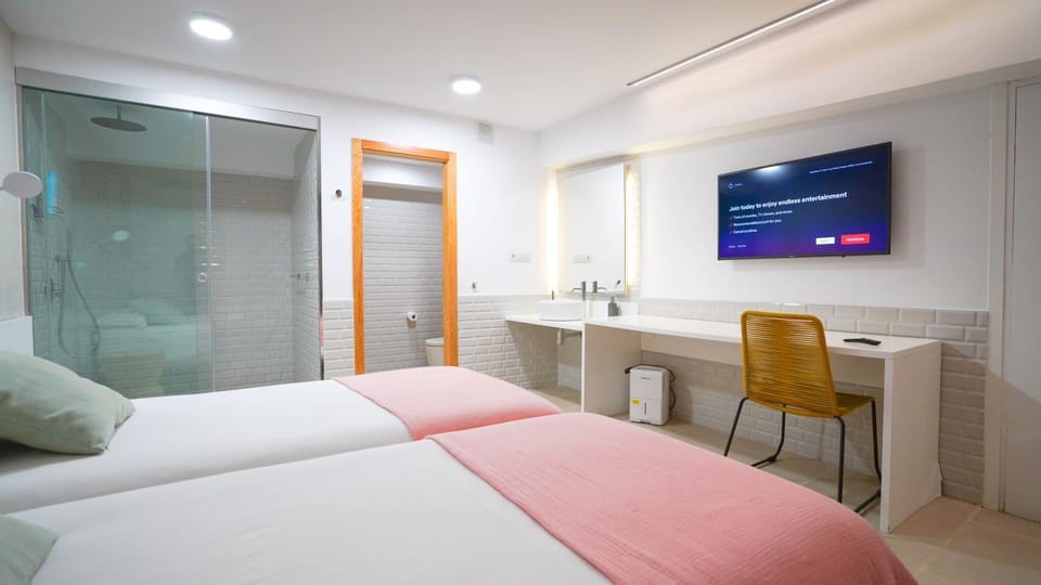 Bed, Bathroom, TV and multimedia, Photo of the whole room, Bedroom, hair dresser
