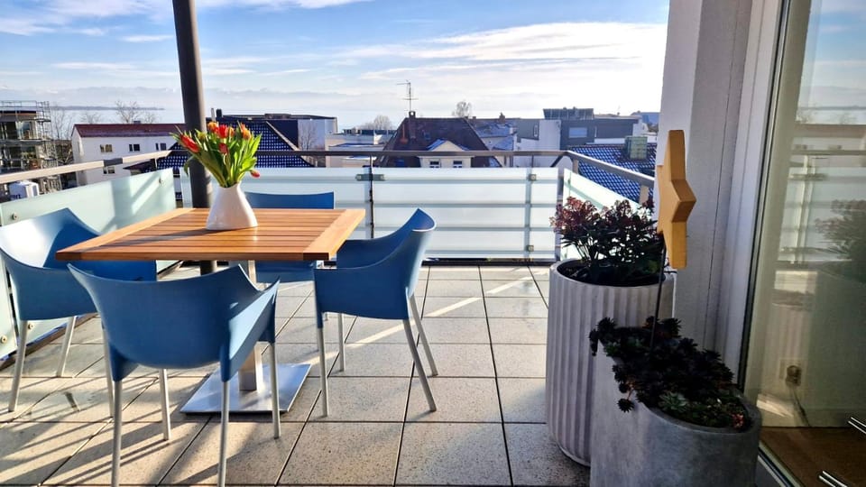 View (from property/room), Balcony/Terrace, Seating area, Dining area