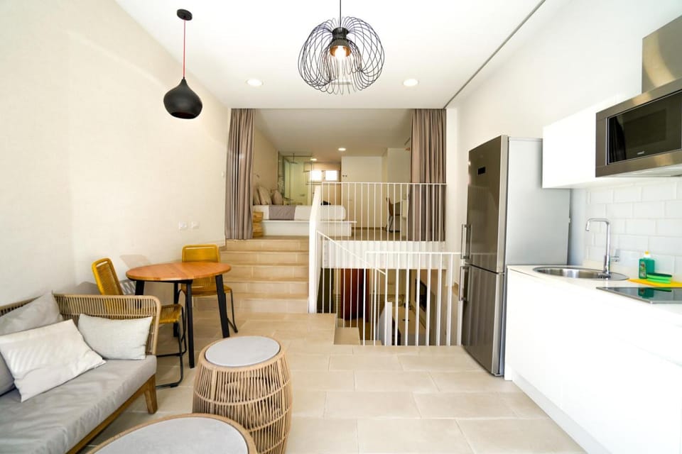 Kitchen or kitchenette, Living room, Seating area, Dining area