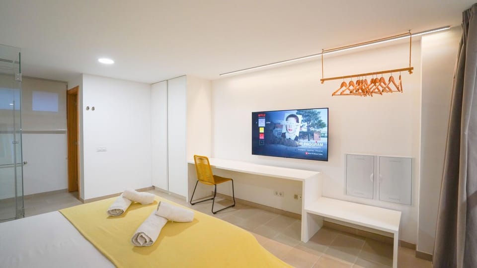 Bed, TV and multimedia, Photo of the whole room, Bedroom, towels