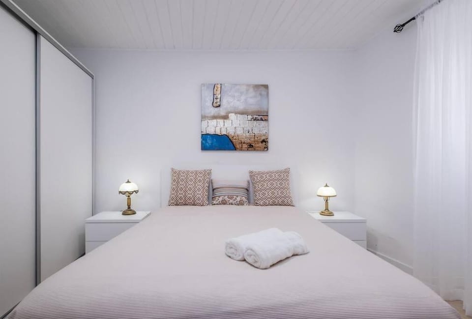 Bed, Bedroom, towels