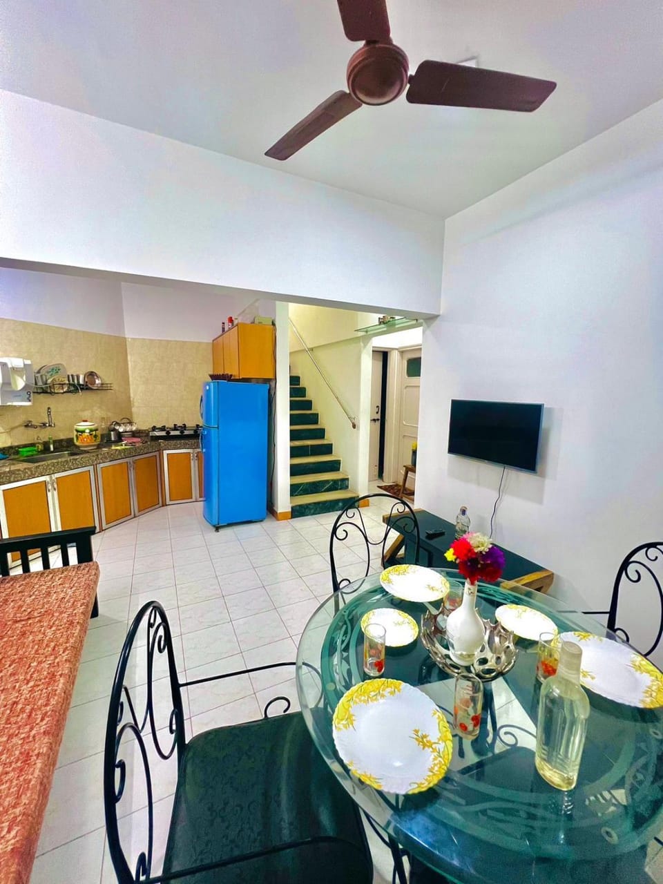 Communal lounge/ TV room, TV and multimedia, Kitchen or kitchenette, Living room, Food and drinks, Seating area, Dining area, Food