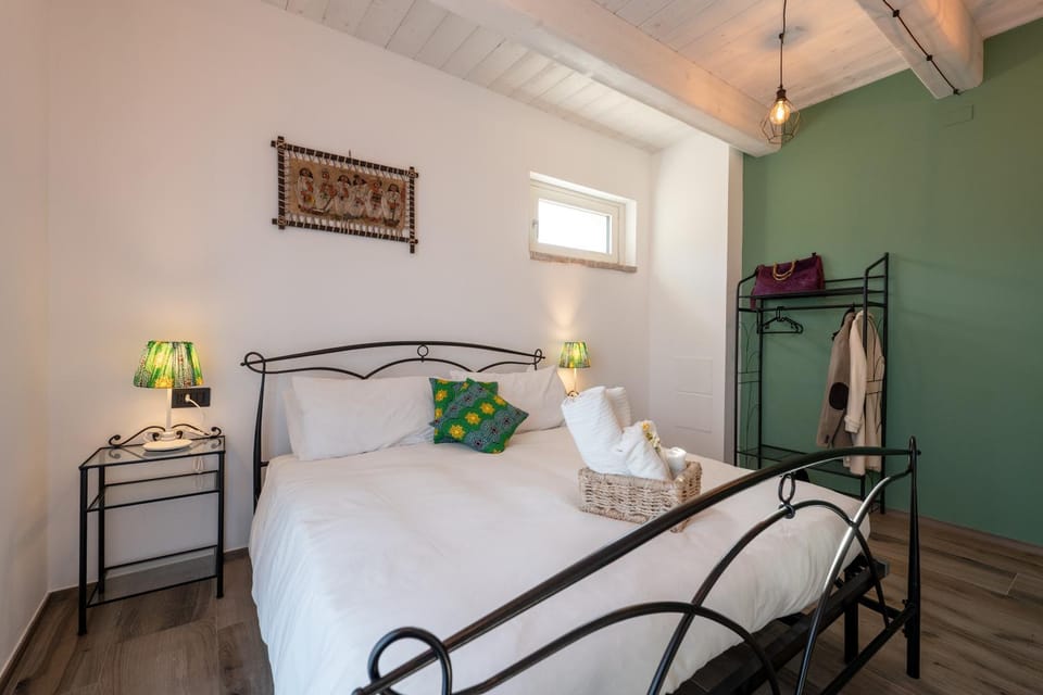 Photo of the whole room, Bedroom, towels