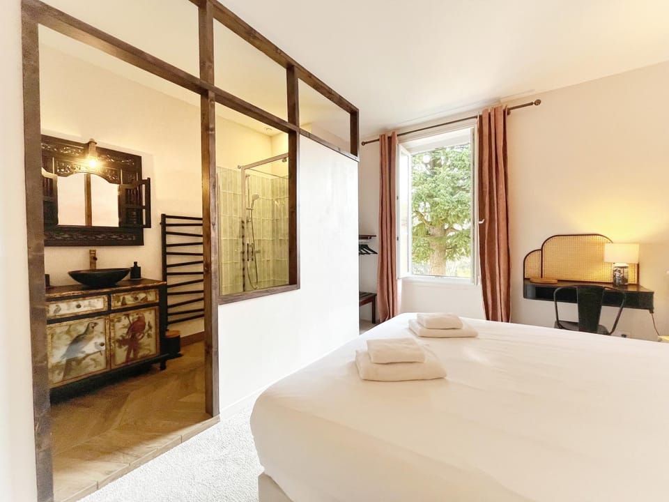 Shower, Bed, Photo of the whole room, Bedroom, Garden view, towels