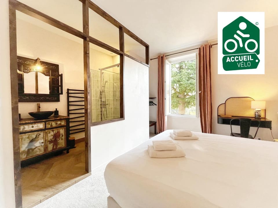 Bed, Bathroom, Photo of the whole room, Garden view, towels