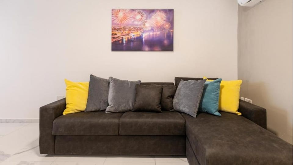 Spacious 2BR Apartment with Terrace - by HostMT Apartment in Saint Paul's Bay