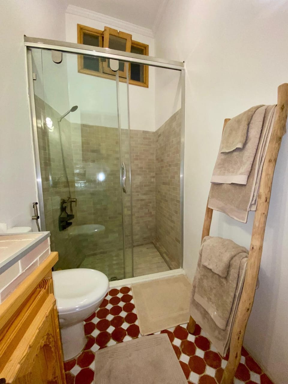 Shower, Toilet, Bathroom, towels