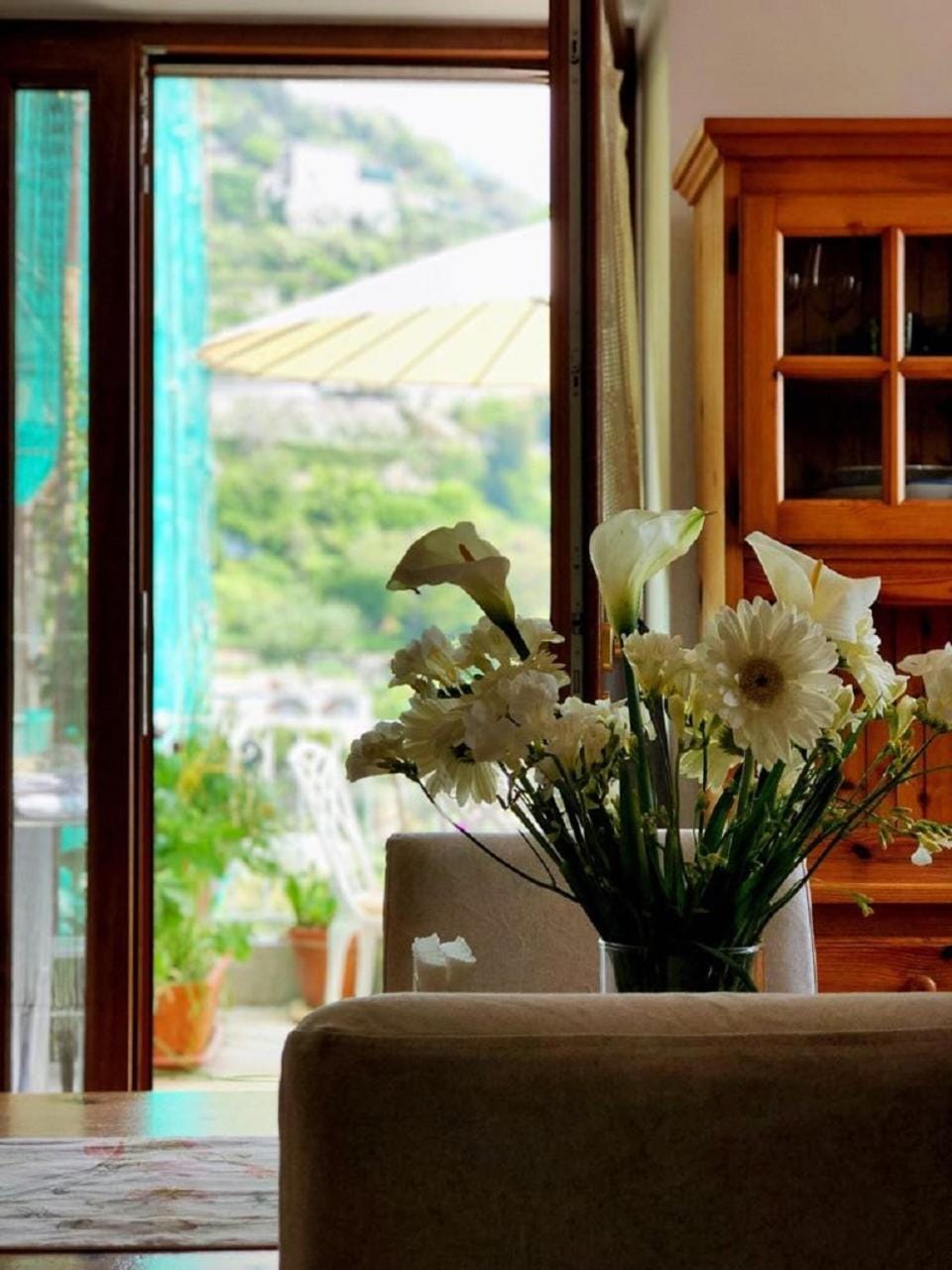 Photo of the whole room, Garden view