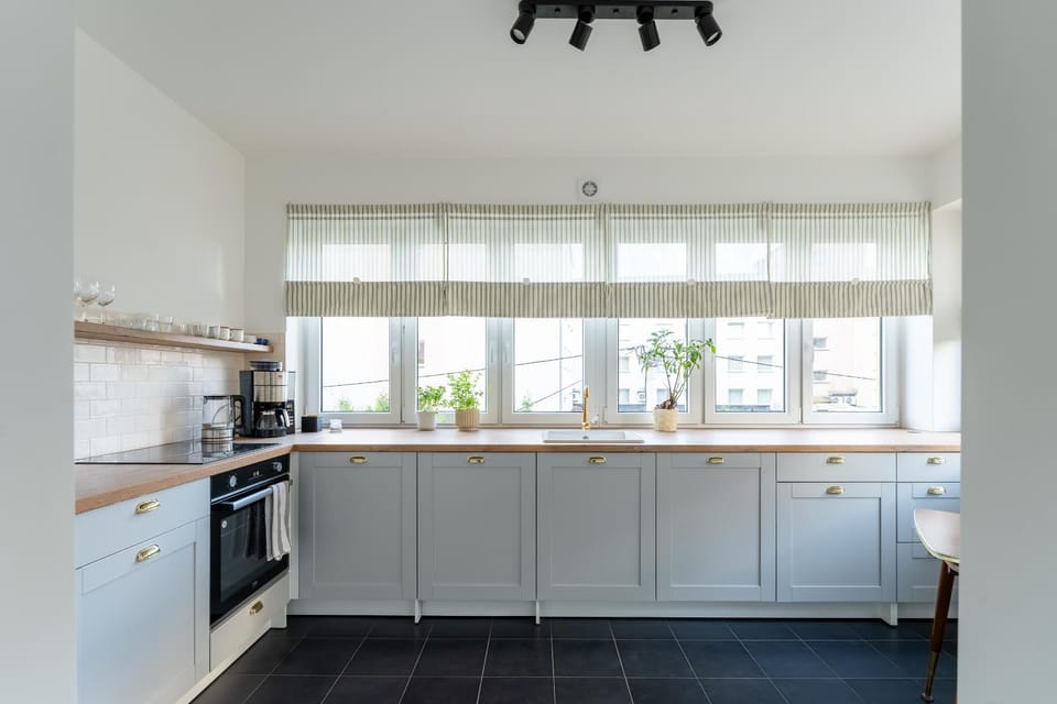 Kitchen or kitchenette, dishwasher, oven, stove