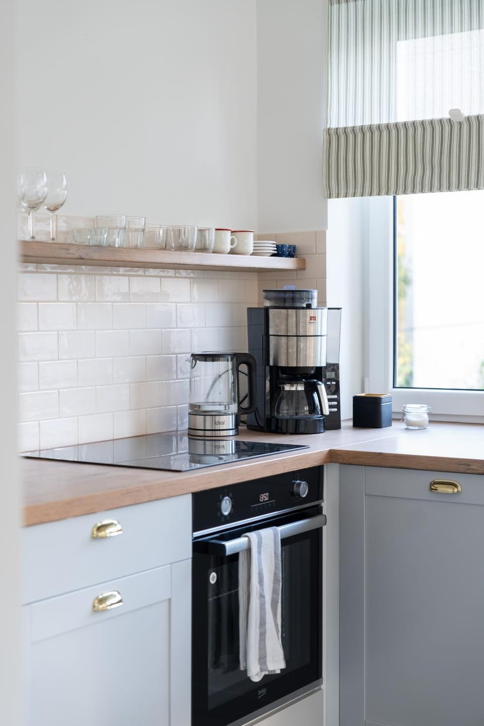 Coffee/tea facilities, Kitchen or kitchenette, stove