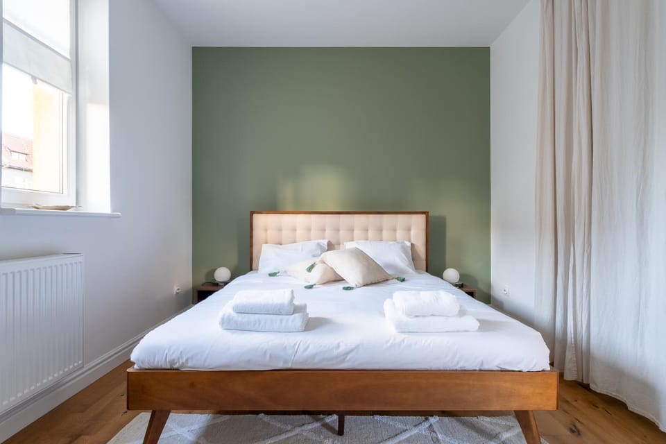 Bed, Bedroom, towels
