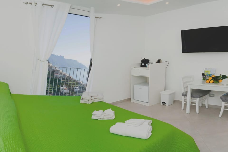 Bed, TV and multimedia, Photo of the whole room, Bedroom, towels