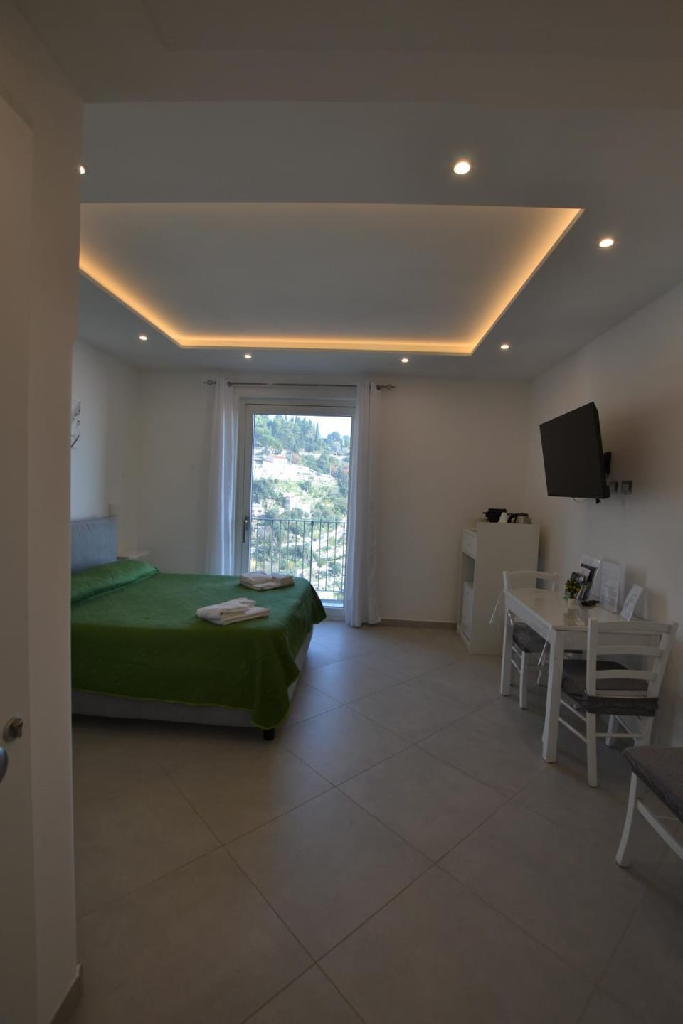 Bed, TV and multimedia, Photo of the whole room, Bedroom