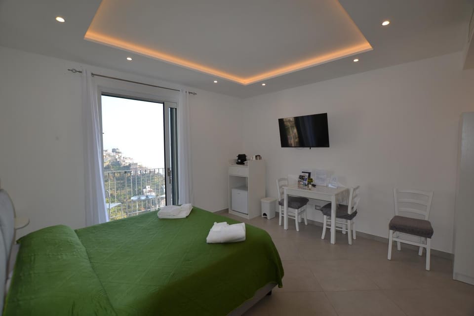 Bed, TV and multimedia, Living room, Seating area, Bedroom, towels
