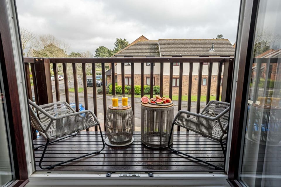 The Catalina Breeze by Grandeur Property Apartment in Poole