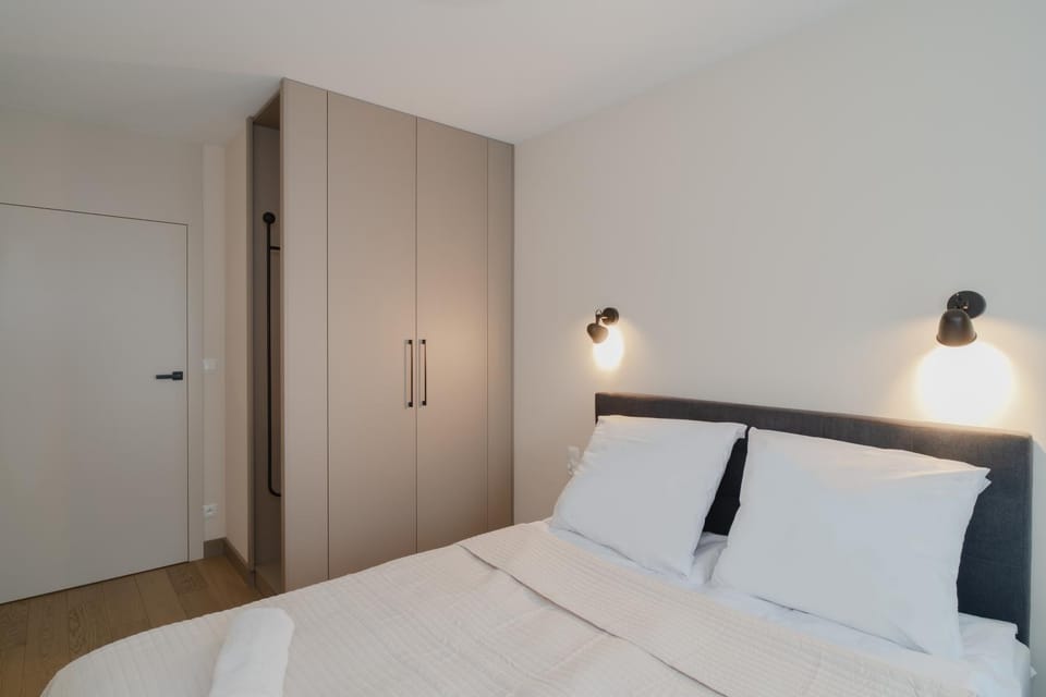 Photo of the whole room, Bedroom, wardrobe
