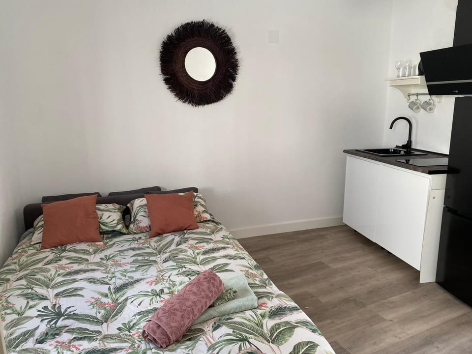 Bed, Photo of the whole room, Bedroom