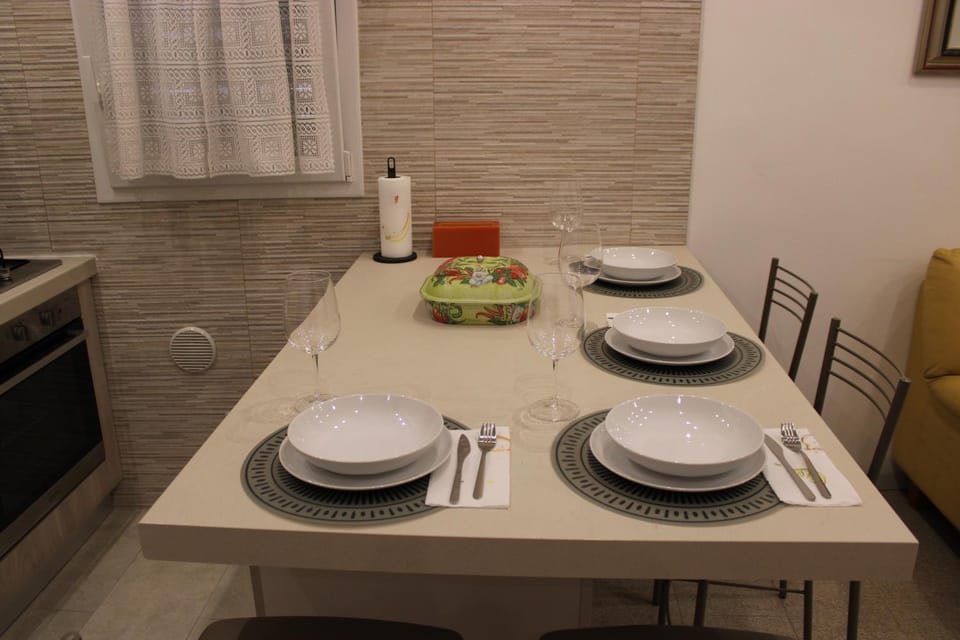 Kitchen or kitchenette, Food and drinks, Dining area