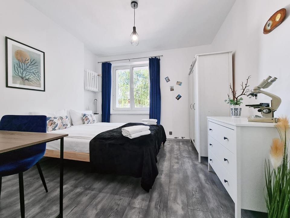 Photo of the whole room, Bedroom
