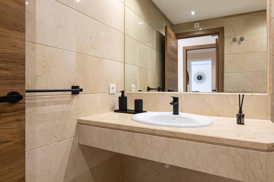 MARBELLA HOME RENTALS - Marina Banus, Puerto Banus, 2BR Spacious, parking & pool Apartment in Marbella