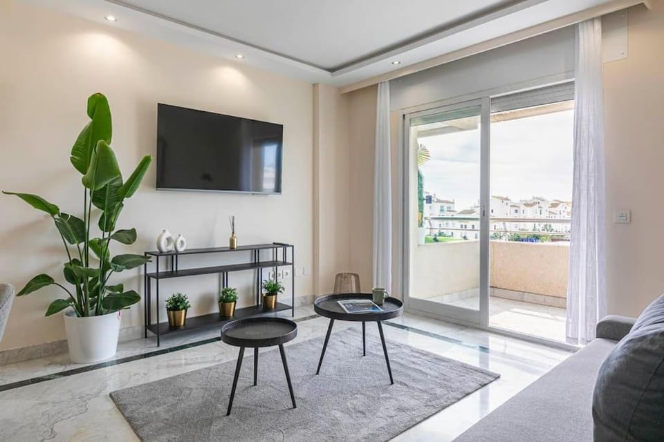 MARBELLA HOME RENTALS - Marina Banus, Puerto Banus, 2BR Spacious, parking & pool Apartment in Marbella