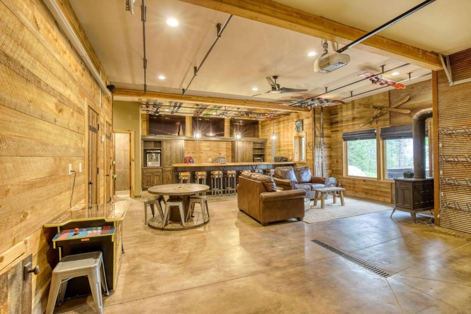 Apres Powder Haus House in North Lawrence