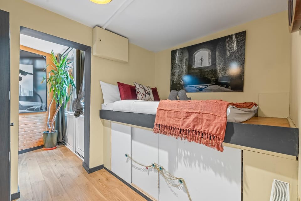 Summer Deals up to 20 Percent OFF! Cosy Central London Family Stay Near Top Attractions - London Bridge & Shard - 3 Nearby Stations & Parking - WiFi & Games! Apartment in London Borough of Southwark