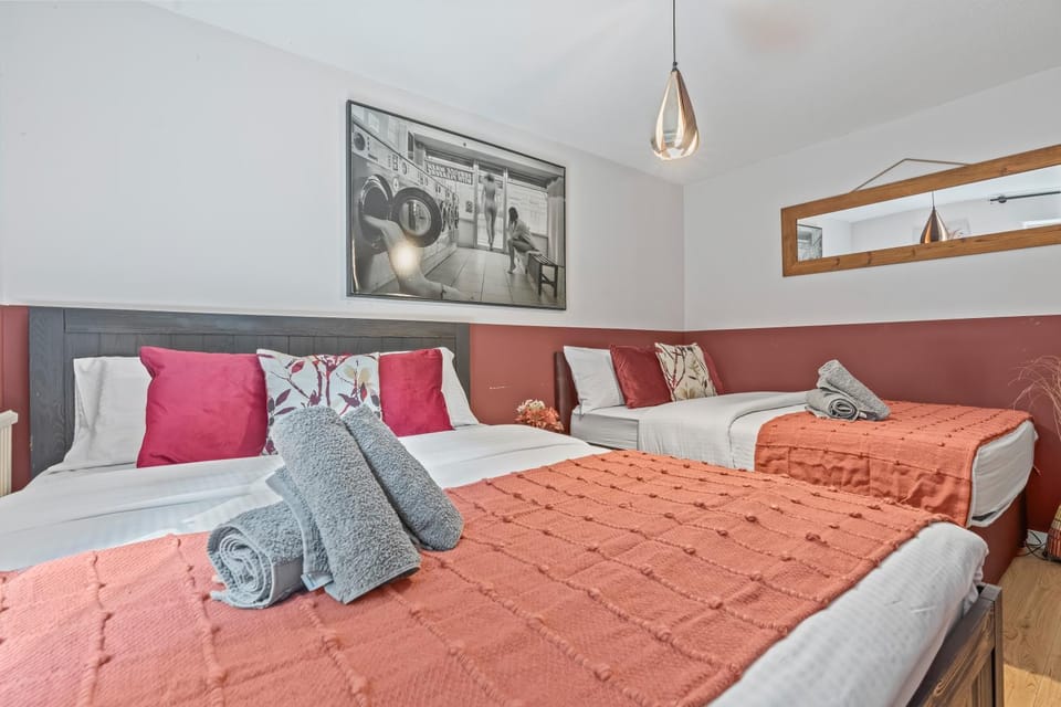 Summer Deals up to 20 Percent OFF! Cosy Central London Family Stay Near Top Attractions - London Bridge & Shard - 3 Nearby Stations & Parking - WiFi & Games! Apartment in London Borough of Southwark