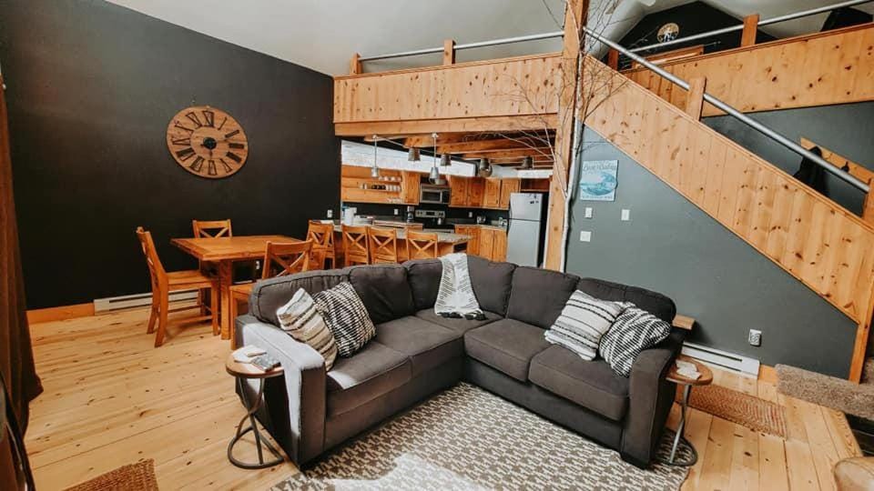 Divided Sky Cabin Cabin in North Lawrence