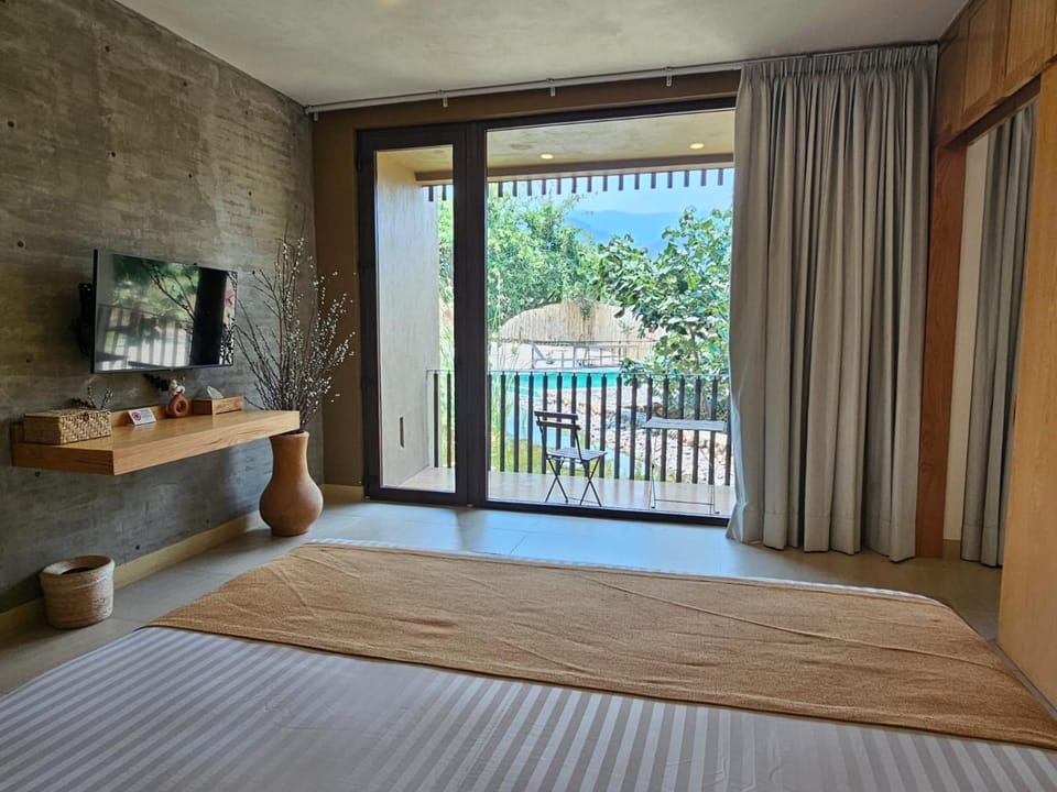 Communal lounge/ TV room, Bed, Balcony/Terrace, Evening entertainment, Bedroom