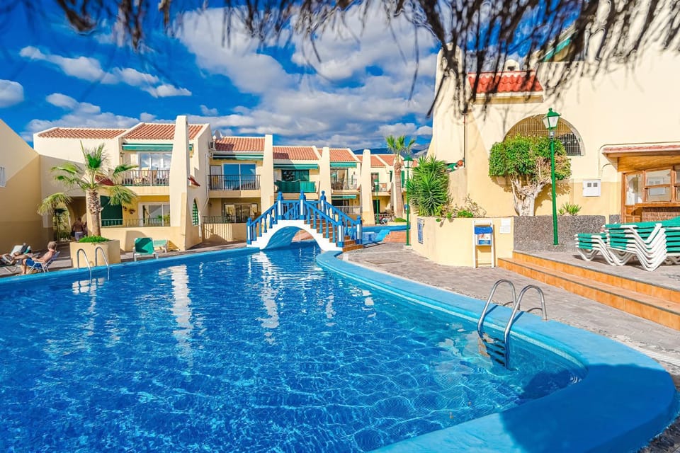Swimming pool, sunbed