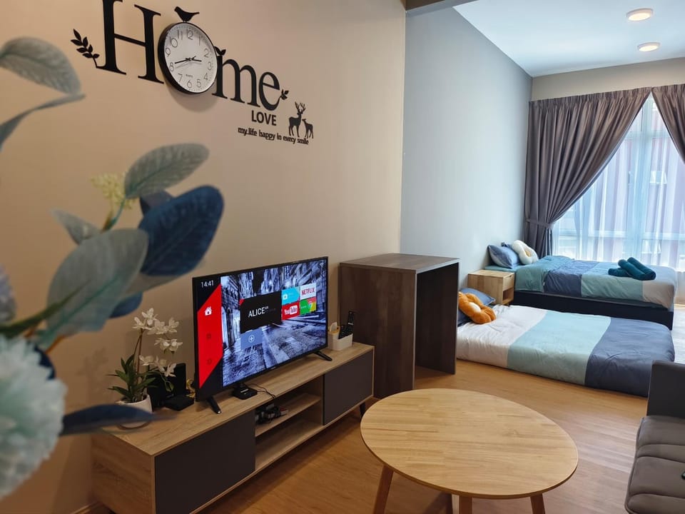 Bed, TV and multimedia, Living room, Photo of the whole room, Seating area, Bedroom