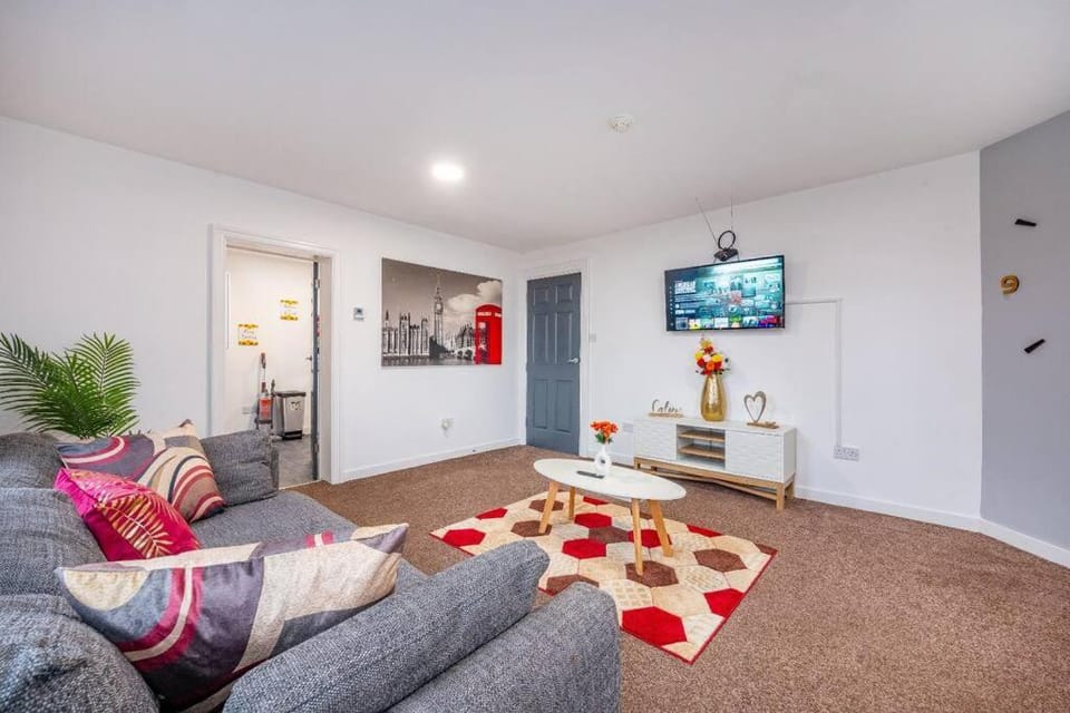 Communal lounge/ TV room, TV and multimedia, Living room, Seating area