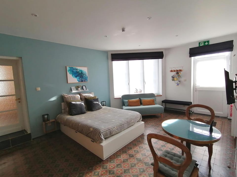 Bed, TV and multimedia, Photo of the whole room, Bedroom