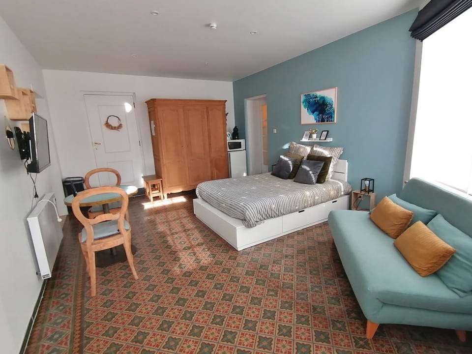 Bed, TV and multimedia, Photo of the whole room, Bedroom