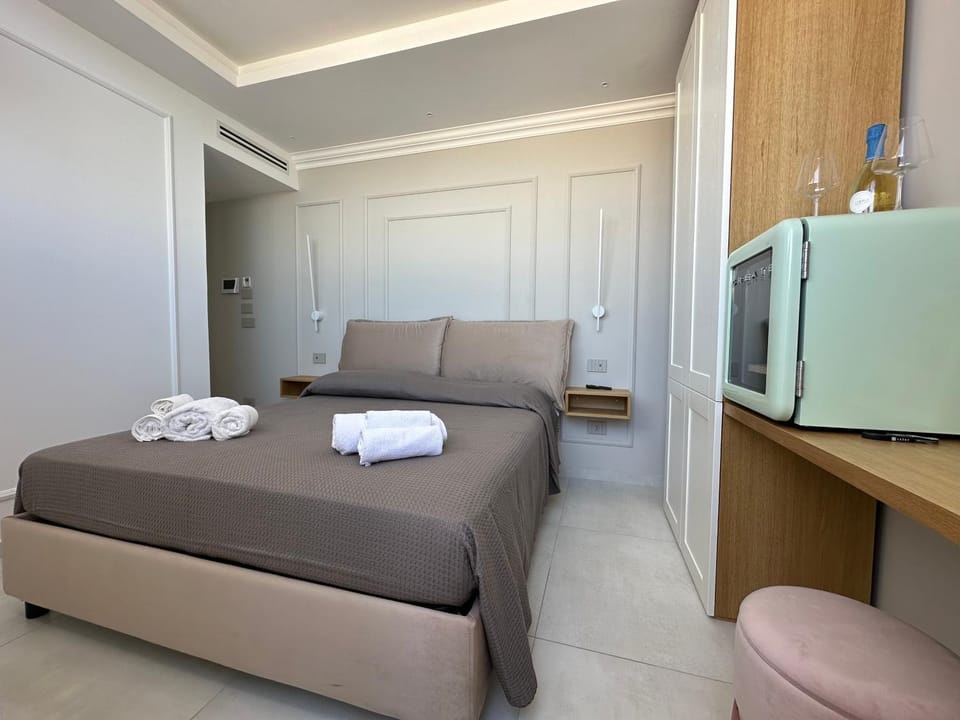 Bed, Living room, Photo of the whole room, Seating area, Bedroom, towels, wardrobe