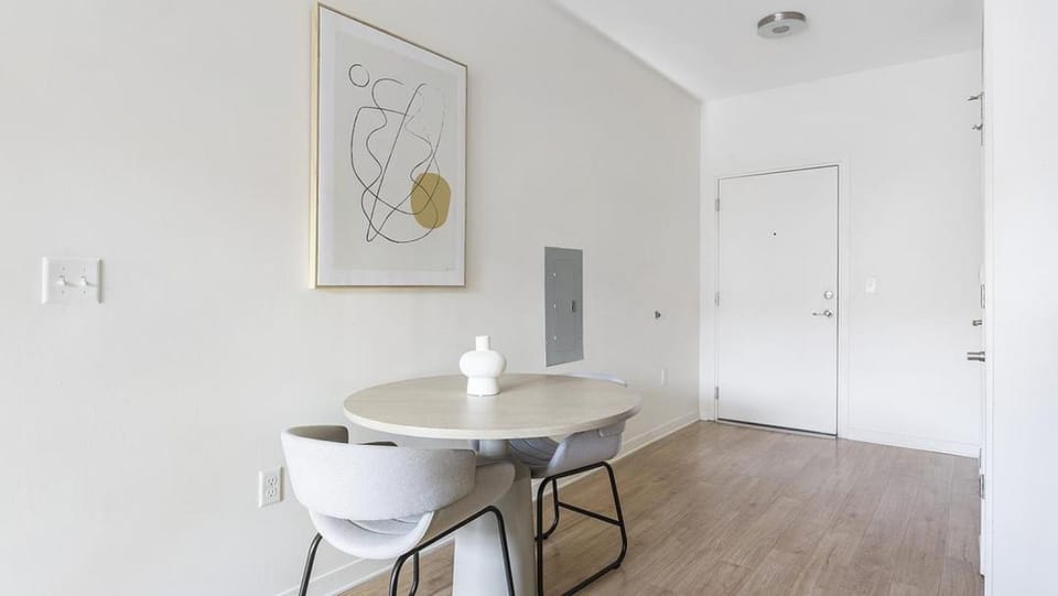Landing Modern Apartment with Amazing Amenities (ID8102X77) Apartment in Richmond