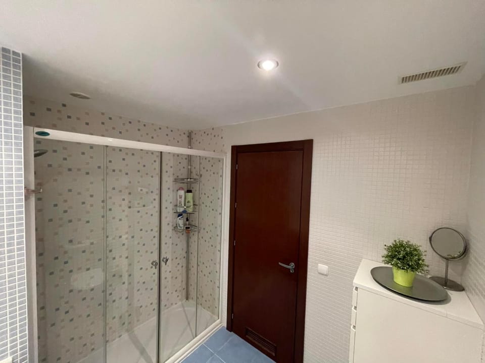 Shower, Toilet