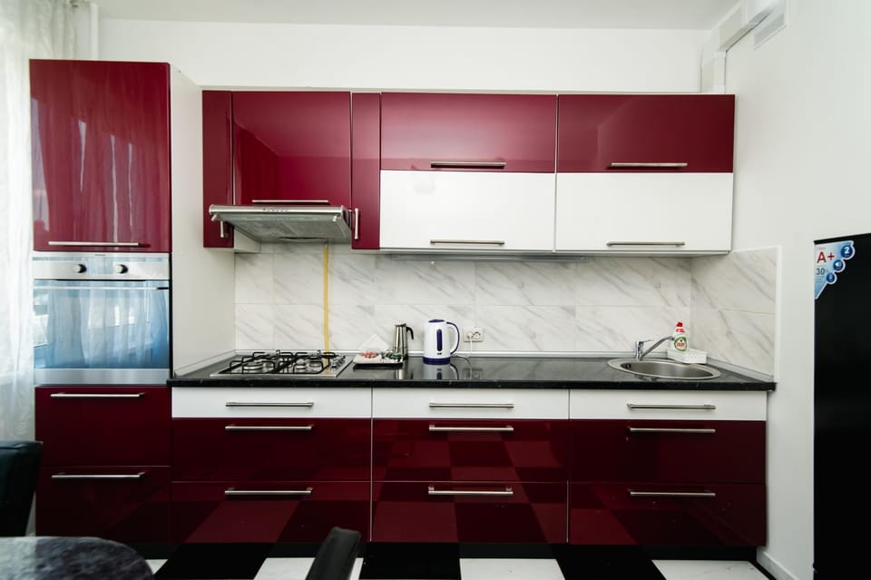 Coffee/tea facilities, Kitchen or kitchenette, oven, stove
