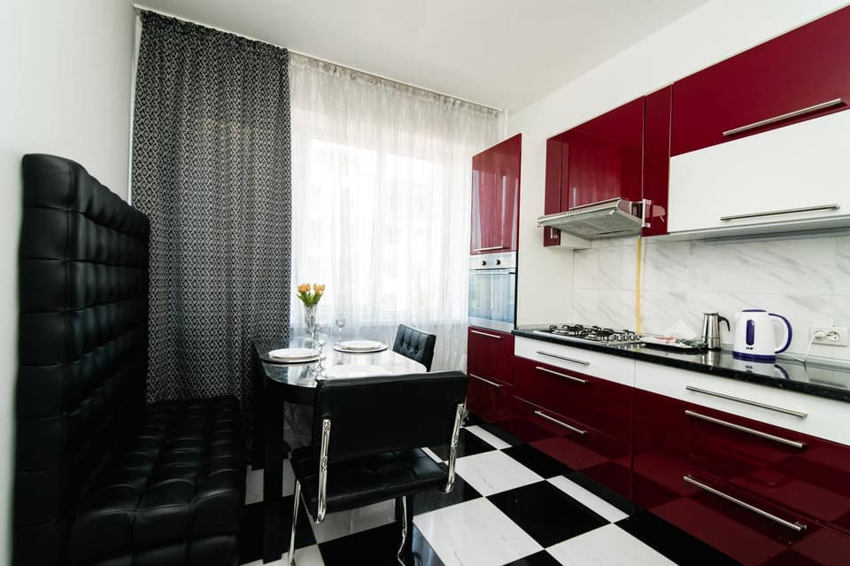 Coffee/tea facilities, Seating area, Dining area, oven, stove