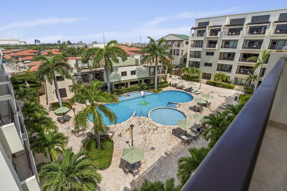 PC410 - Pool View - Perfect for families or group - Close to Palm Beach - 2BR House in Noord