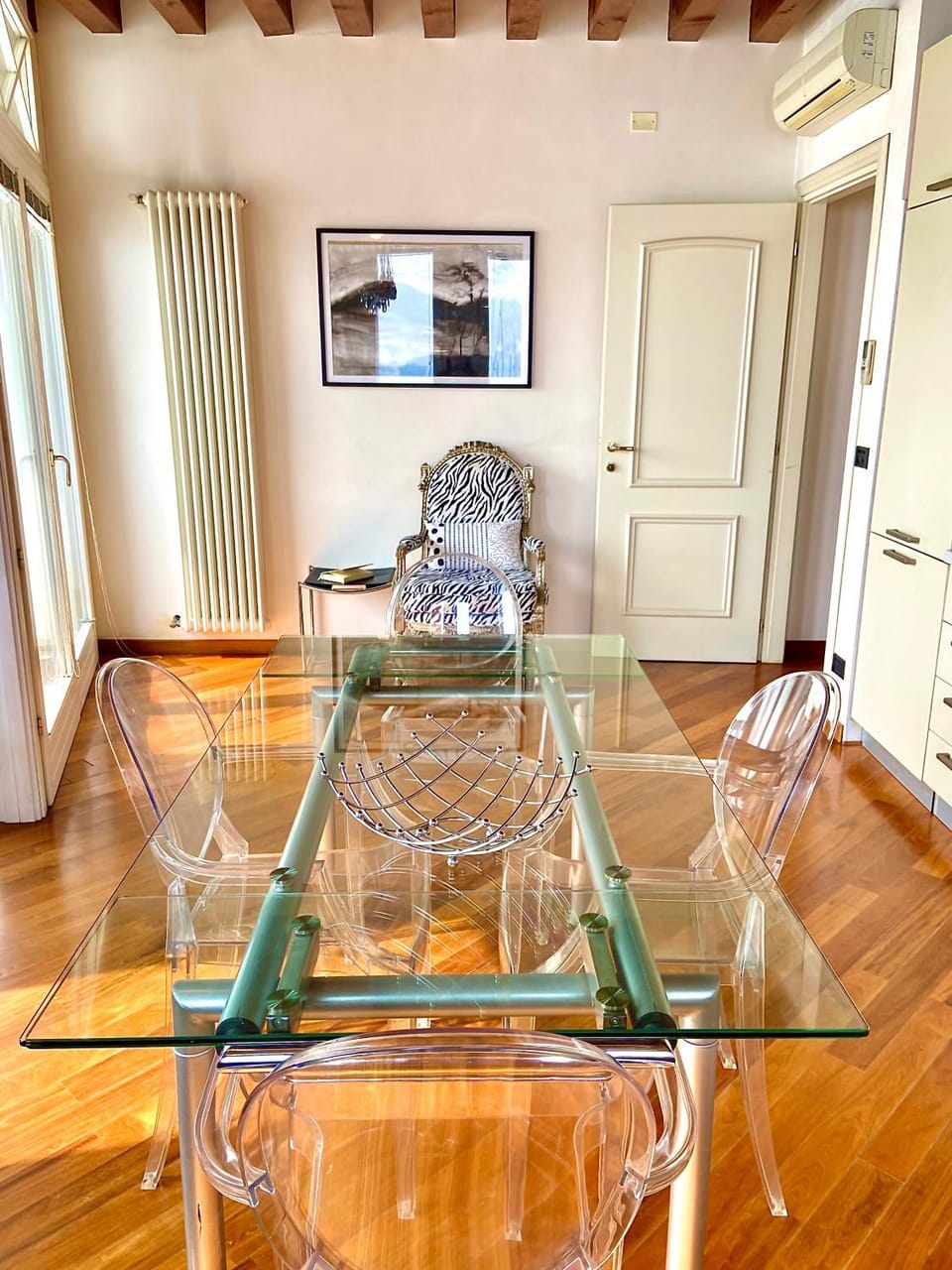 TV and multimedia, Living room, Seating area, Dining area, hair dresser