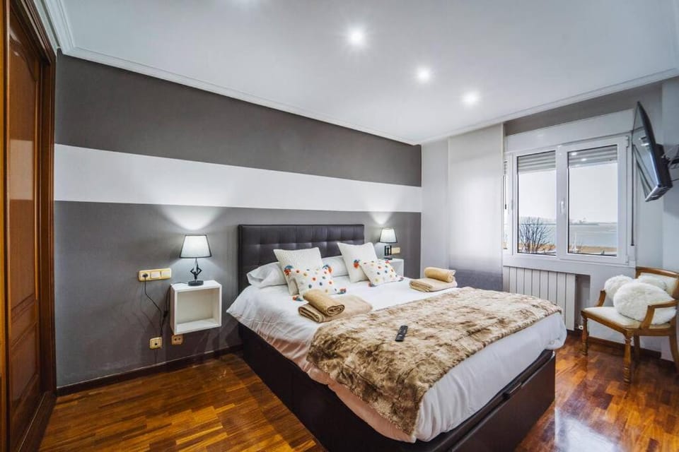 Ventana de Poniente, dos dormitorios frente a la playa con parking privado Apartment in Gijón