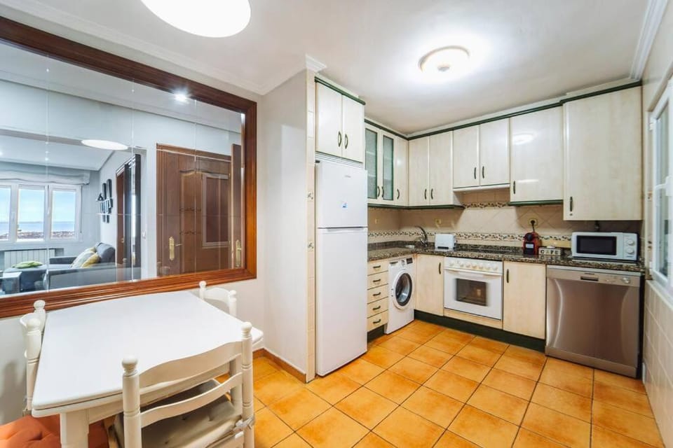 Ventana de Poniente, dos dormitorios frente a la playa con parking privado Apartment in Gijón