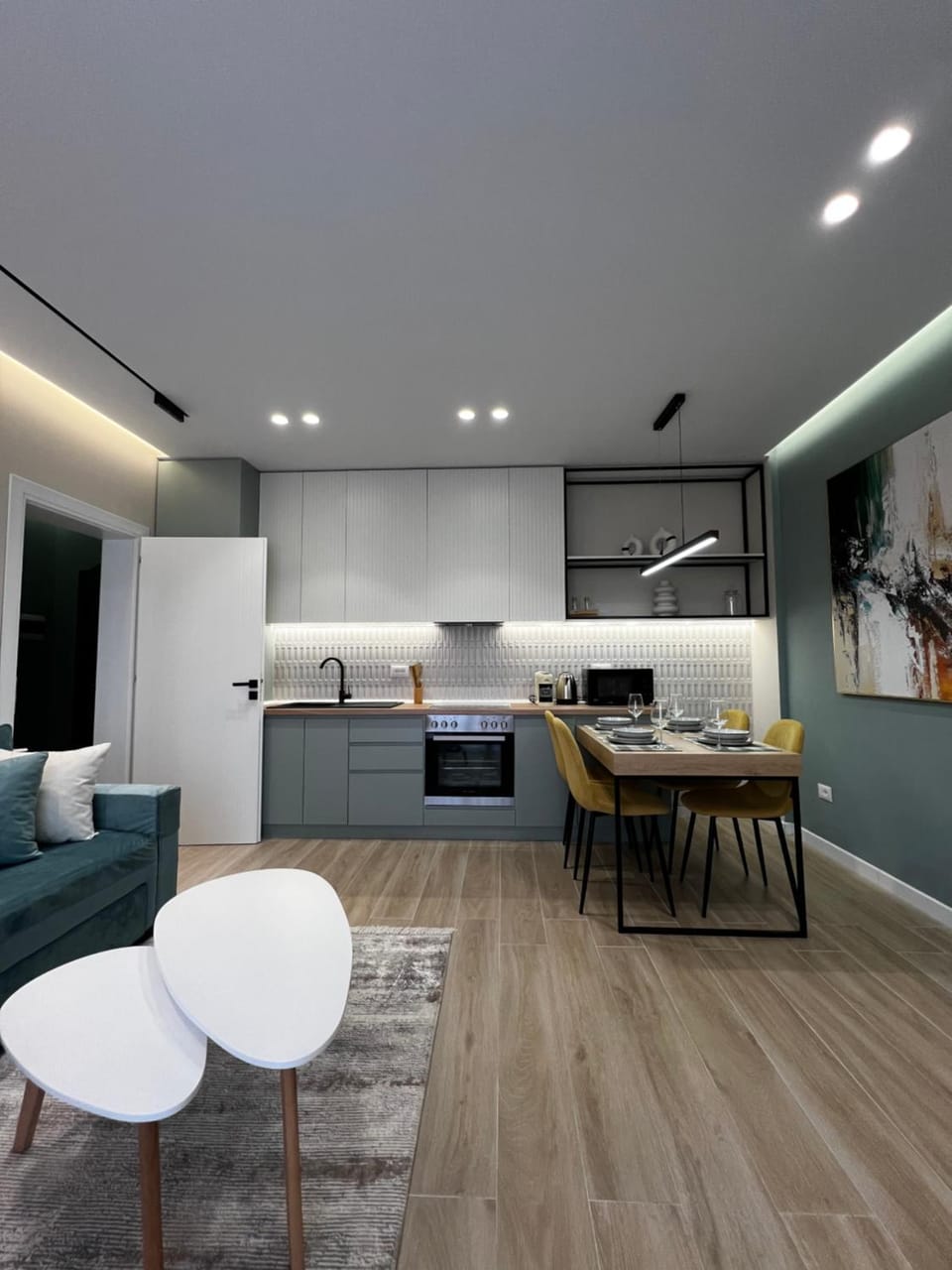 Kitchen or kitchenette, Dining area