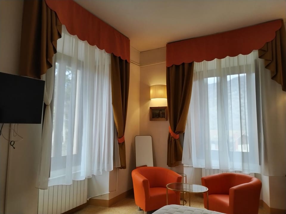 TV and multimedia, Seating area, Bedroom