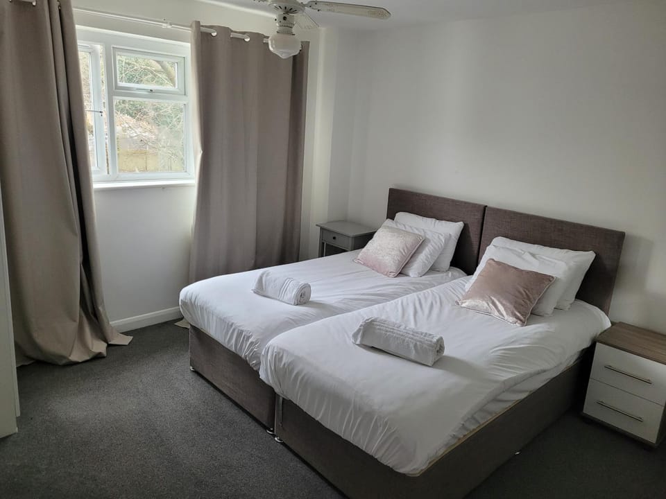 RentUnique Nimrod House 2 bed ample parking Apartment in Crawley
