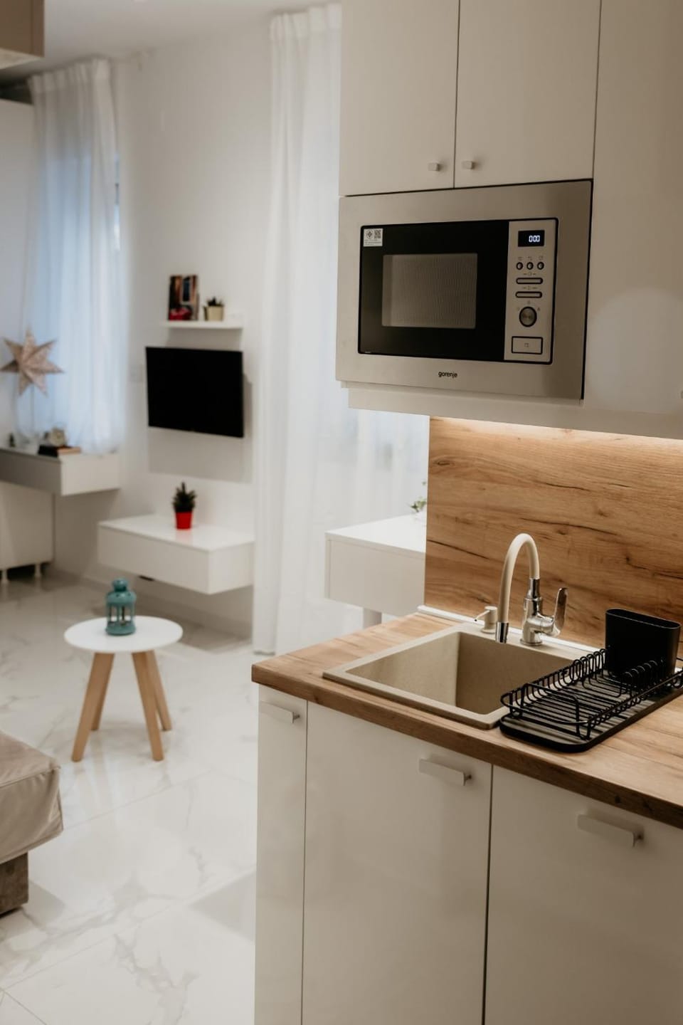 Kitchen or kitchenette, minibar