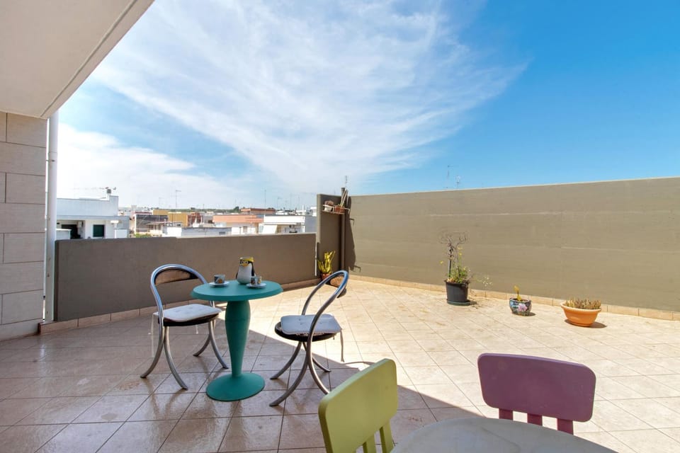 Property building, Balcony/Terrace, Living room