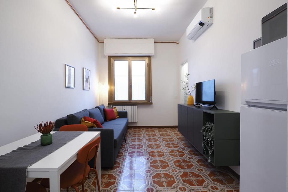 Bed, TV and multimedia, Living room, Photo of the whole room, Seating area, Dining area, Bedroom, minibar